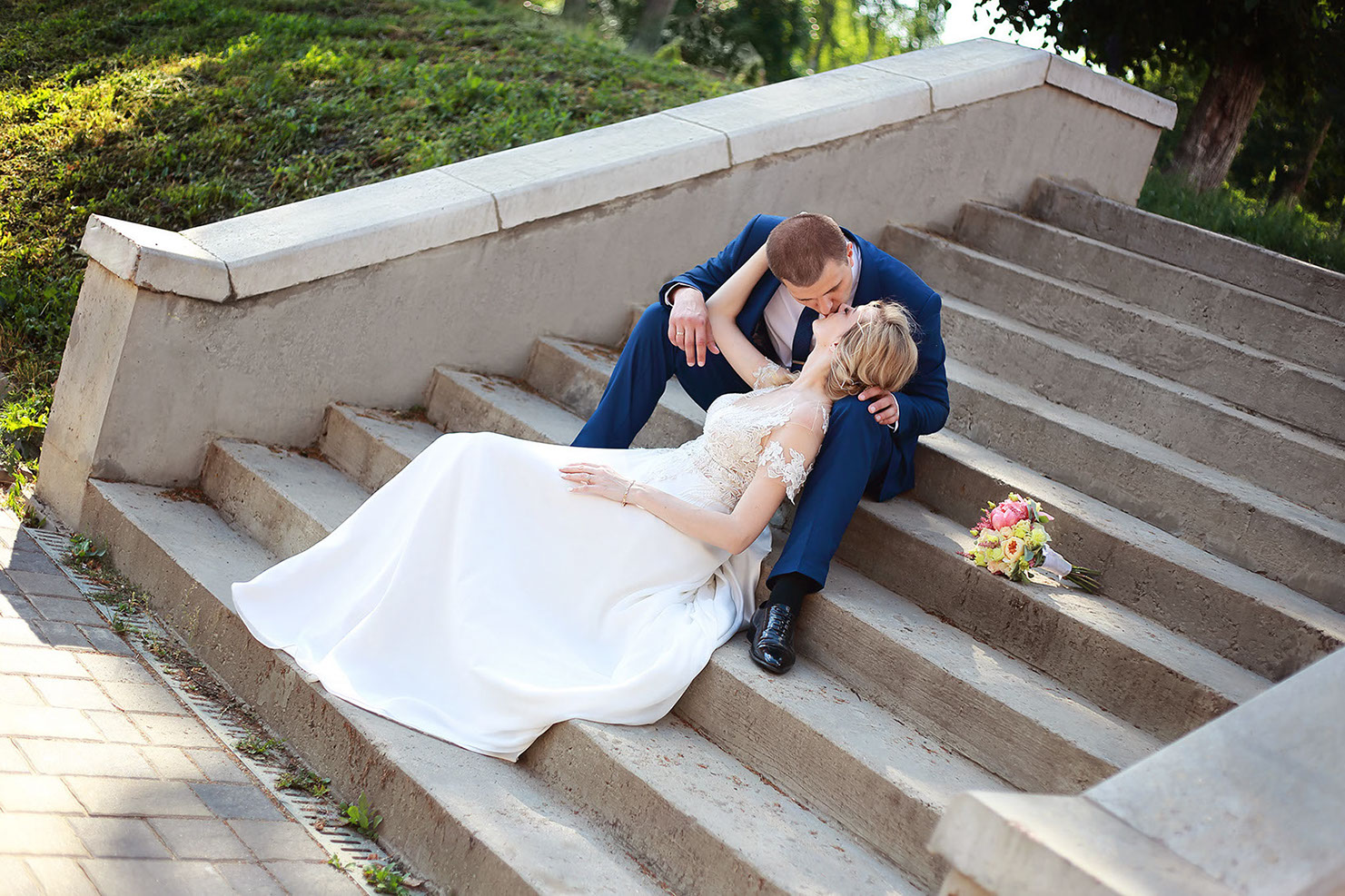 Студия Лидер. Свадебная фотосъёмка. Фотограф на свадьбу. Прогулка молодожёнов. Свадебный фотограф Елена Вильчик.